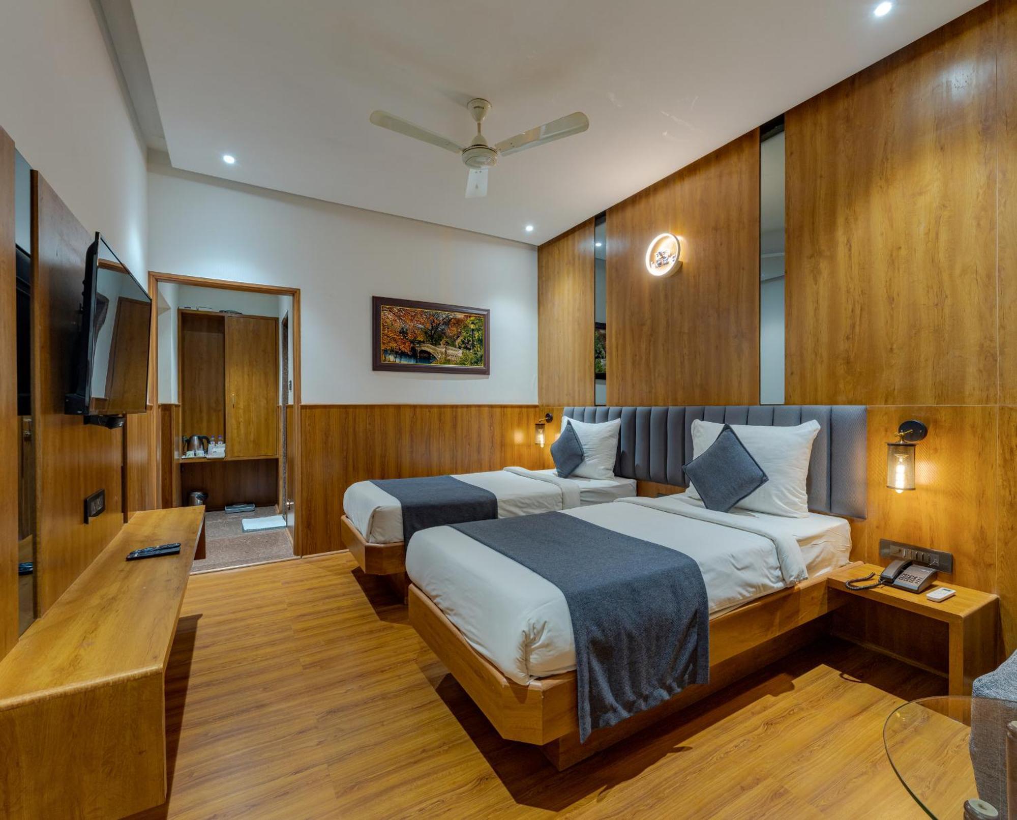 Hotel Surya Executive Solapur Exterior foto