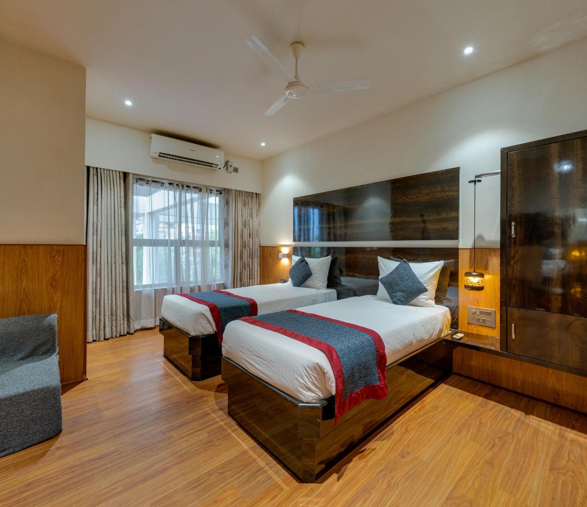 Hotel Surya Executive Solapur Exterior foto