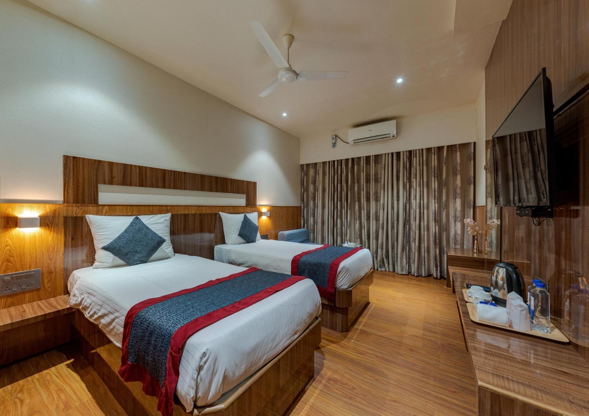 Hotel Surya Executive Solapur Exterior foto