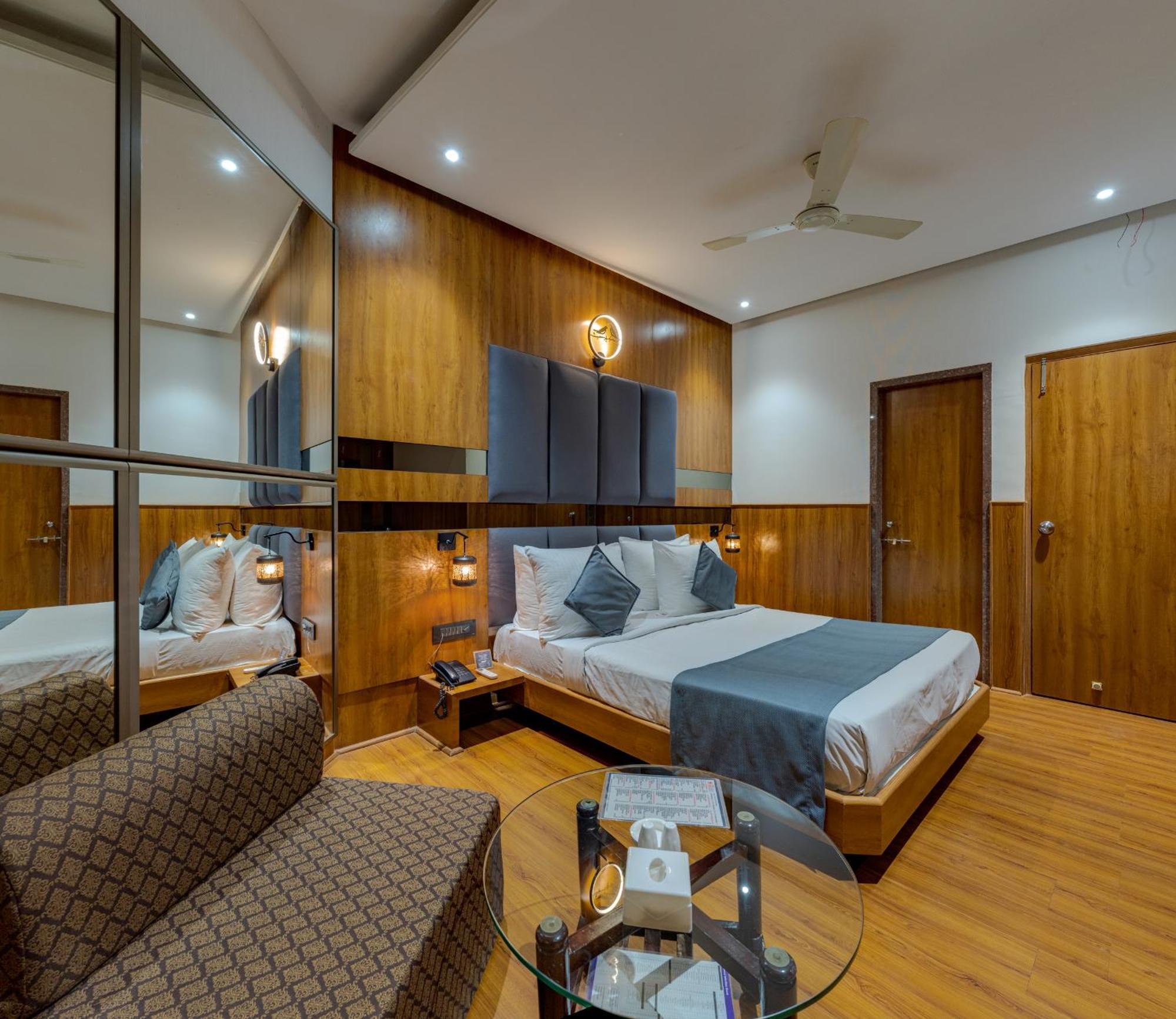 Hotel Surya Executive Solapur Exterior foto