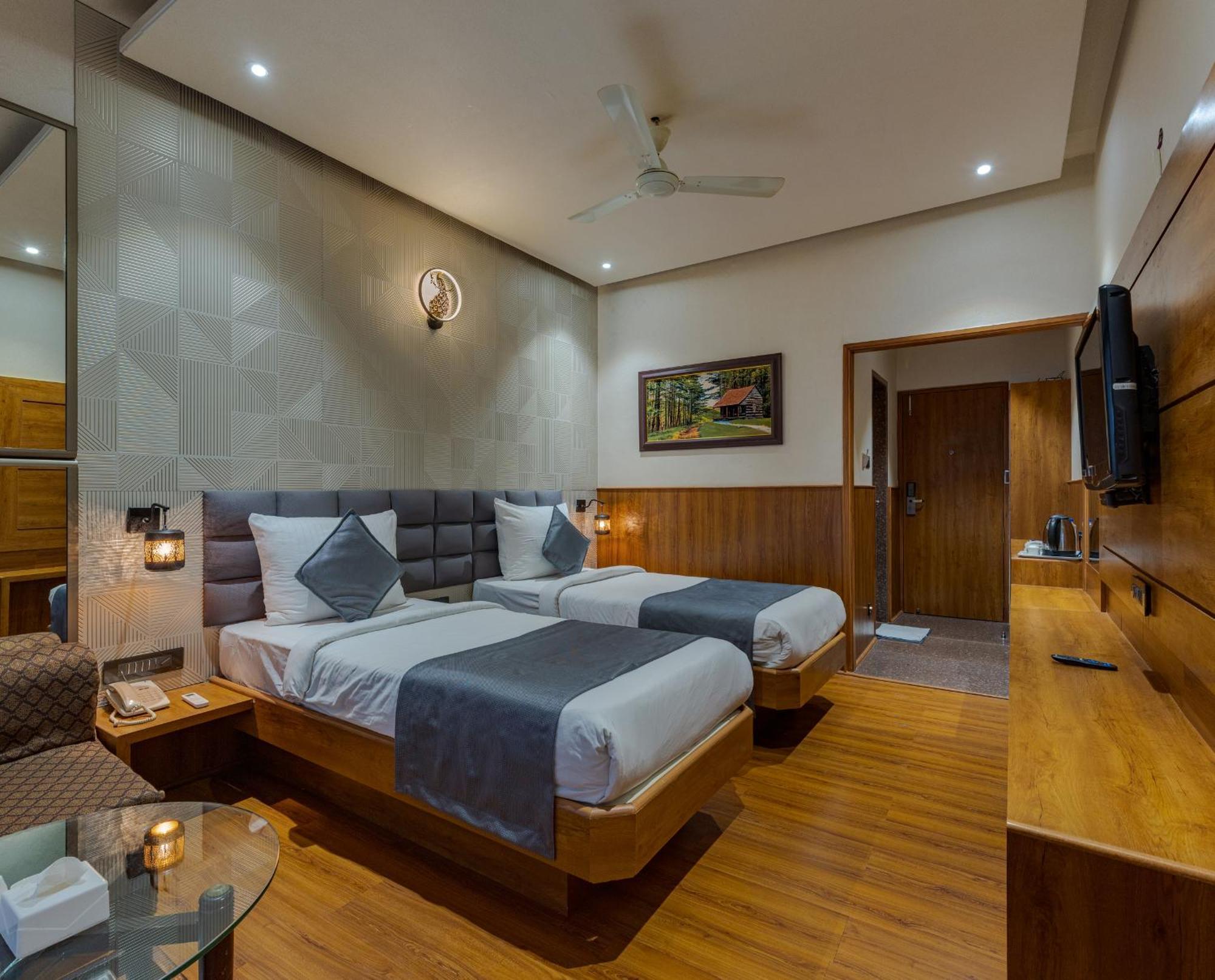 Hotel Surya Executive Solapur Exterior foto
